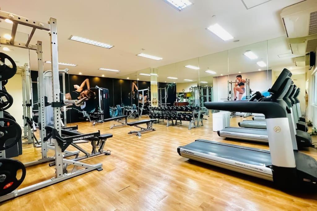 Bgc 2br Near Sm Aura With Free Parking & Wi-fi Apartment *