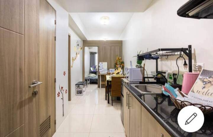Apartment Lovely 2-br W/balcony In Sm-sucat, Paranaque