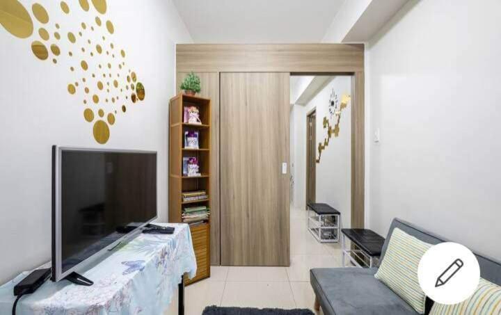 Apartment Lovely 2-br W/balcony In Sm-sucat, Paranaque *
