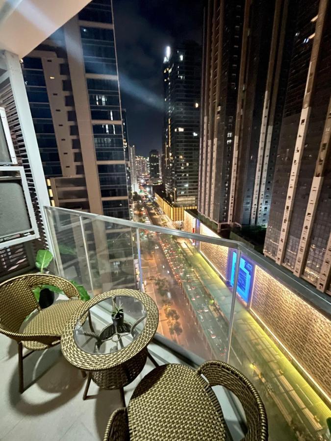 At Uptown Parksuites Ii Uptown Bgc Apartment