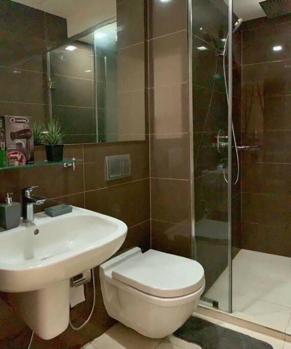 Apartment A2j 1br Luxury River View Near Rockwell Mall Manila