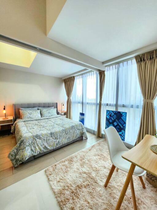 Cosy Executive 1 Bedroom Uptown Parksuites Ultra Fast Internet Apartment *