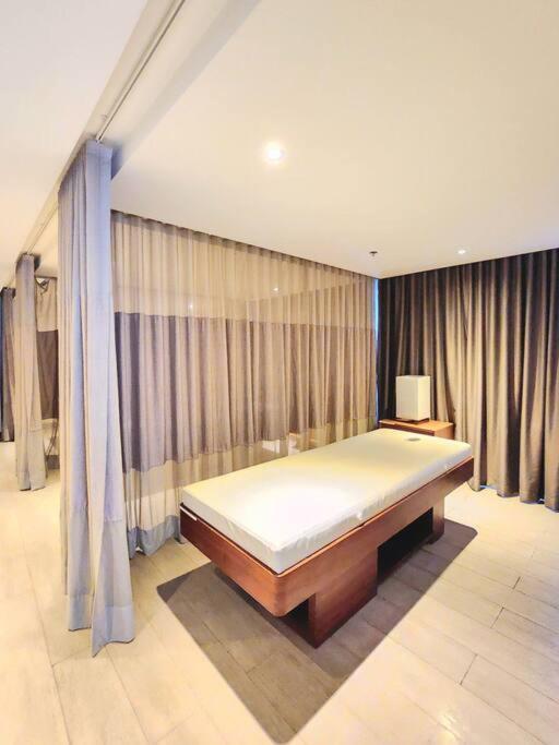 Cosy Executive 1 Bedroom Uptown Parksuites Ultra Fast Internet Apartment Manila