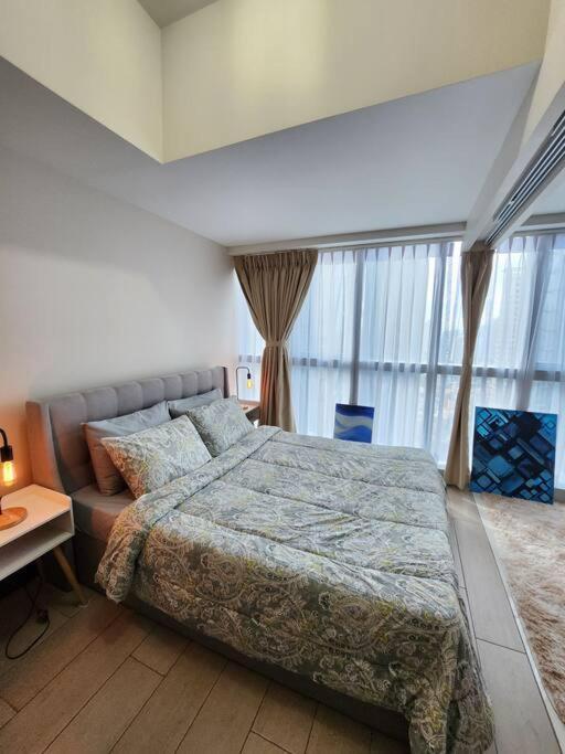 Cosy Executive 1 Bedroom Uptown Parksuites Ultra Fast Internet Apartment Manila