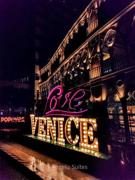 Venice View Balcony At Mckinley Hill