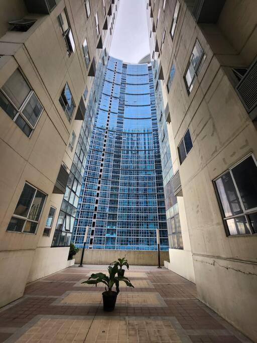 Apartamento Enjoy Bgc Sunset And Golf Course View 2 Bedroom Loft With 100mbps Internet Connection *