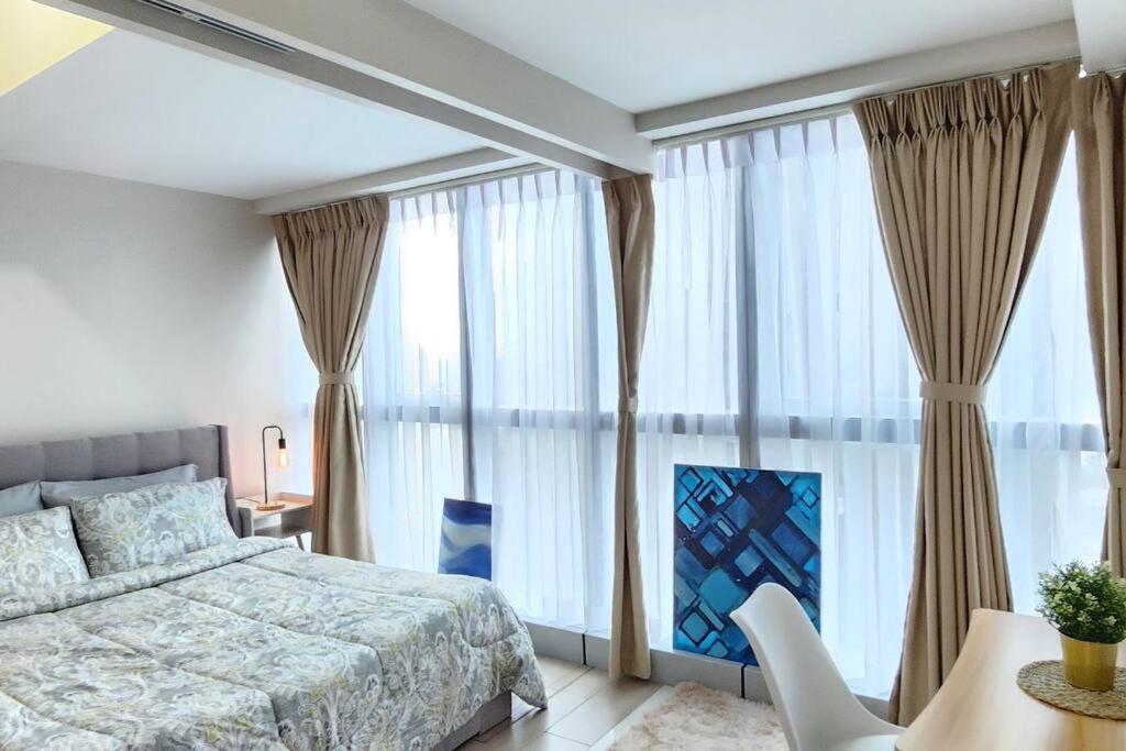 Cosy Executive 1 Bedroom Uptown Parksuites Ultra Fast Internet Manila
