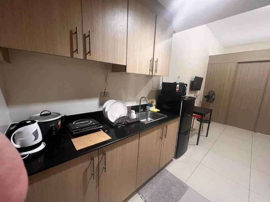 Breeze Residences - 1br Unit With Balcony -top Floor Apartment