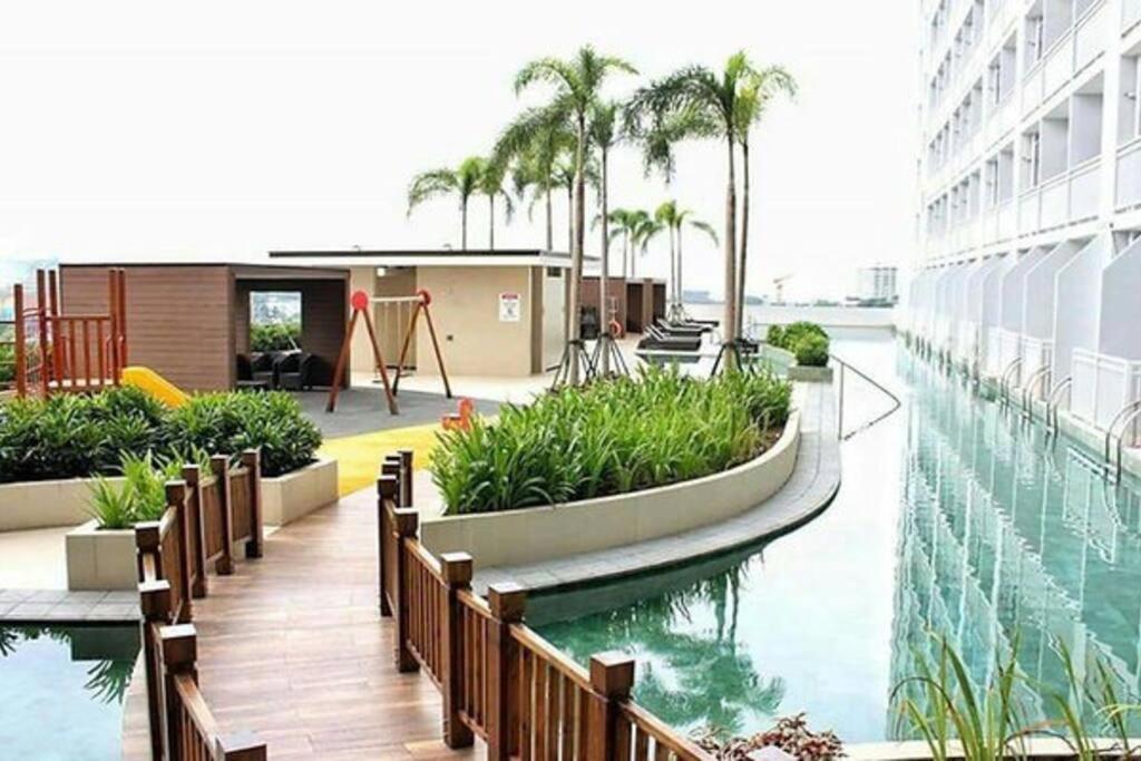 Breeze Residences - 1br Unit With Balcony -top Floor