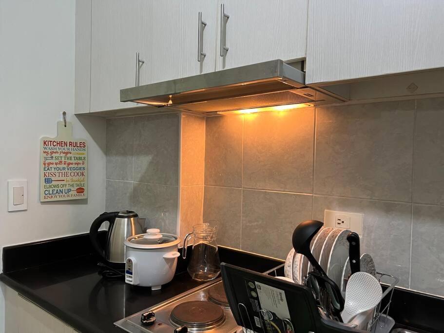 Jazz Residences - 1 Bedroom With Balcony - Cable, Wifi & Netflix * Manila