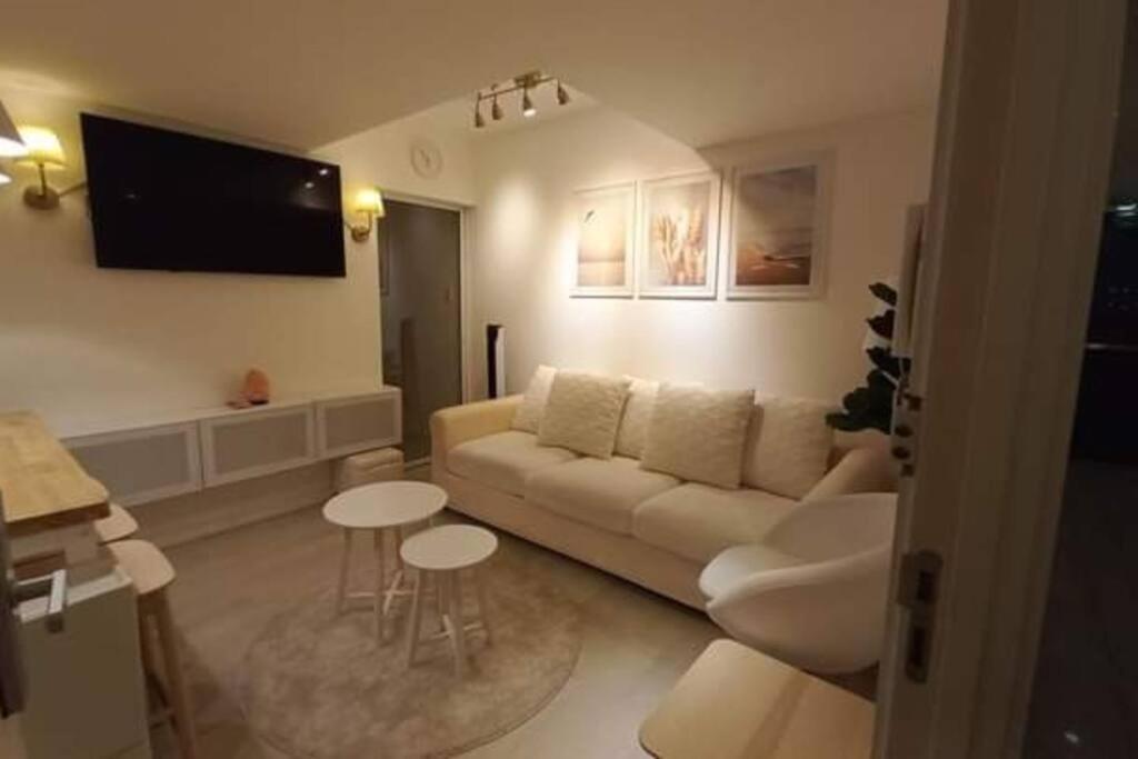 Azure Skyview Penthouse Minimalist Unit Apartment *