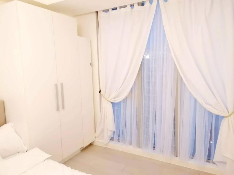 Apartment Azure Skyview Penthouse Minimalist Unit *