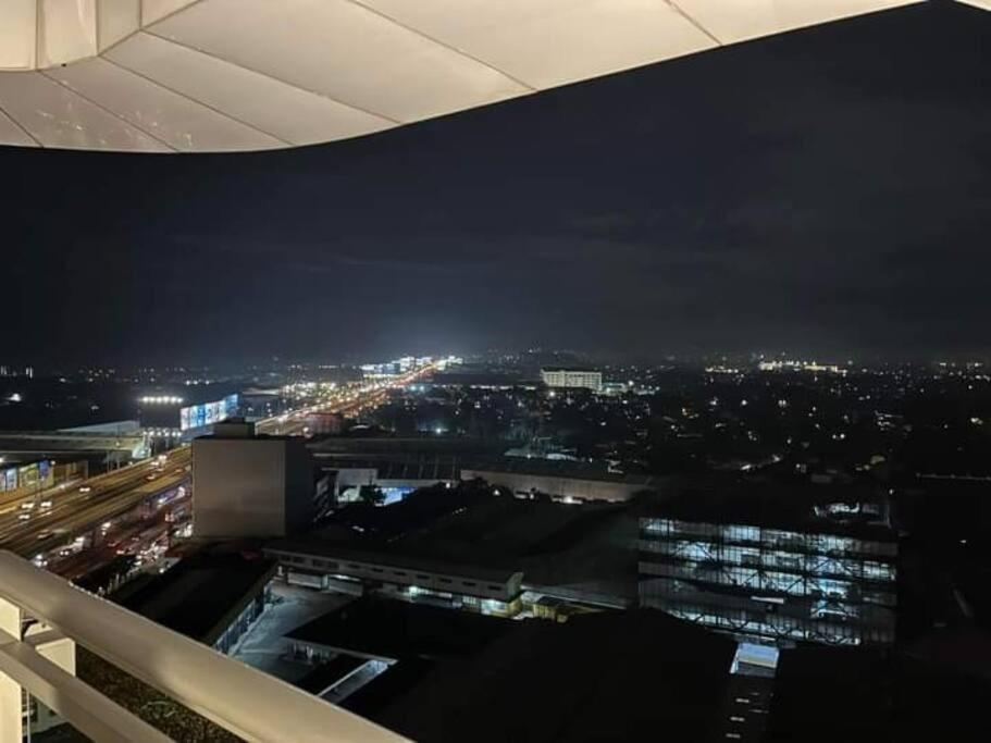 Apartment Azure Skyview Penthouse Minimalist Unit *