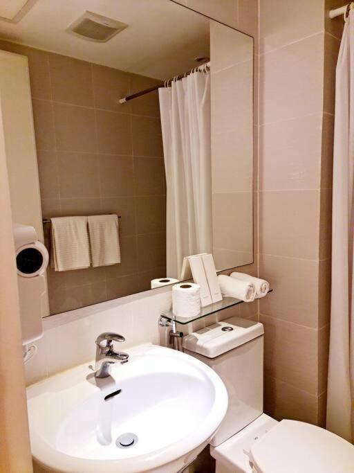 Apartment Azure Skyview Penthouse Minimalist Unit