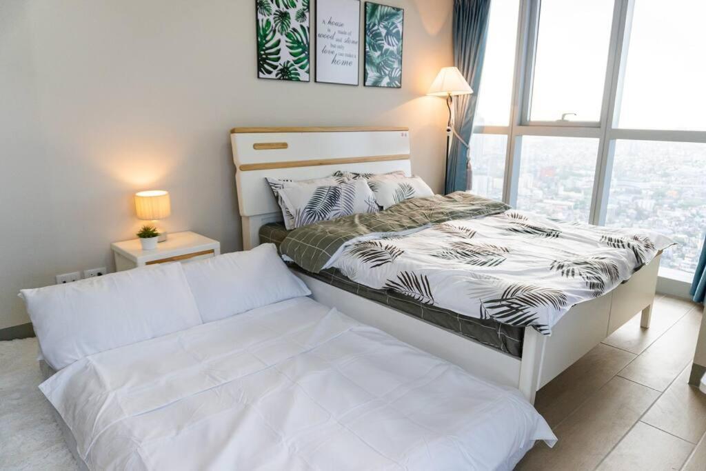 A2j Luxury 3br Uptown Balcony Bgc Near Mall Apartment Manila