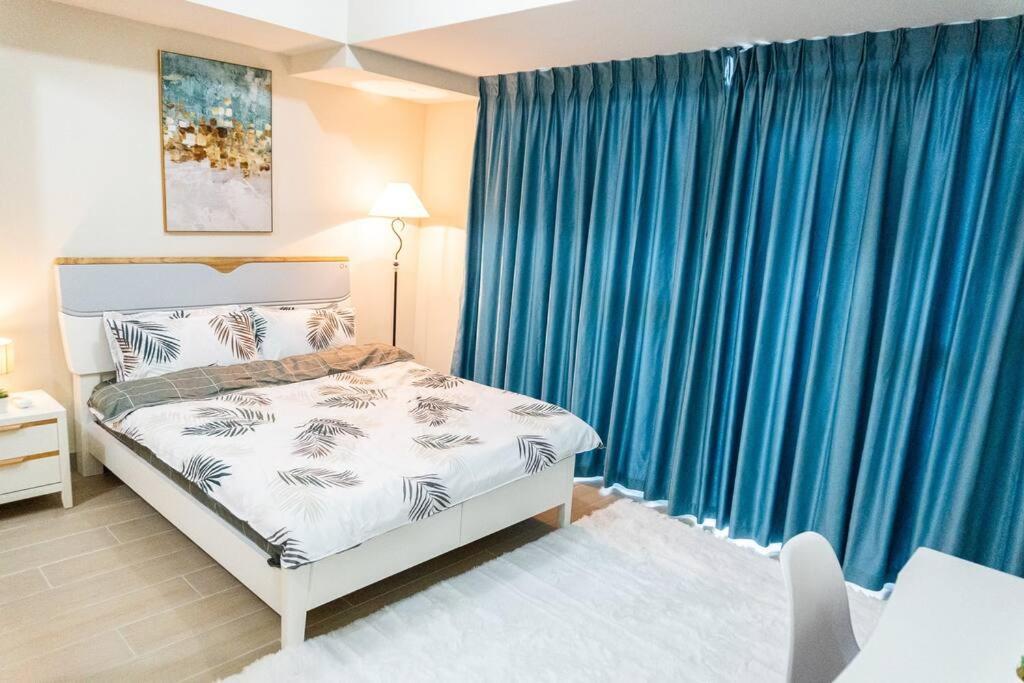 A2j Luxury 3br Uptown Balcony Bgc Near Mall Apartment *