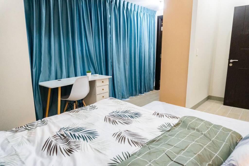 A2j Luxury 3br Uptown Balcony Bgc Near Mall Manila