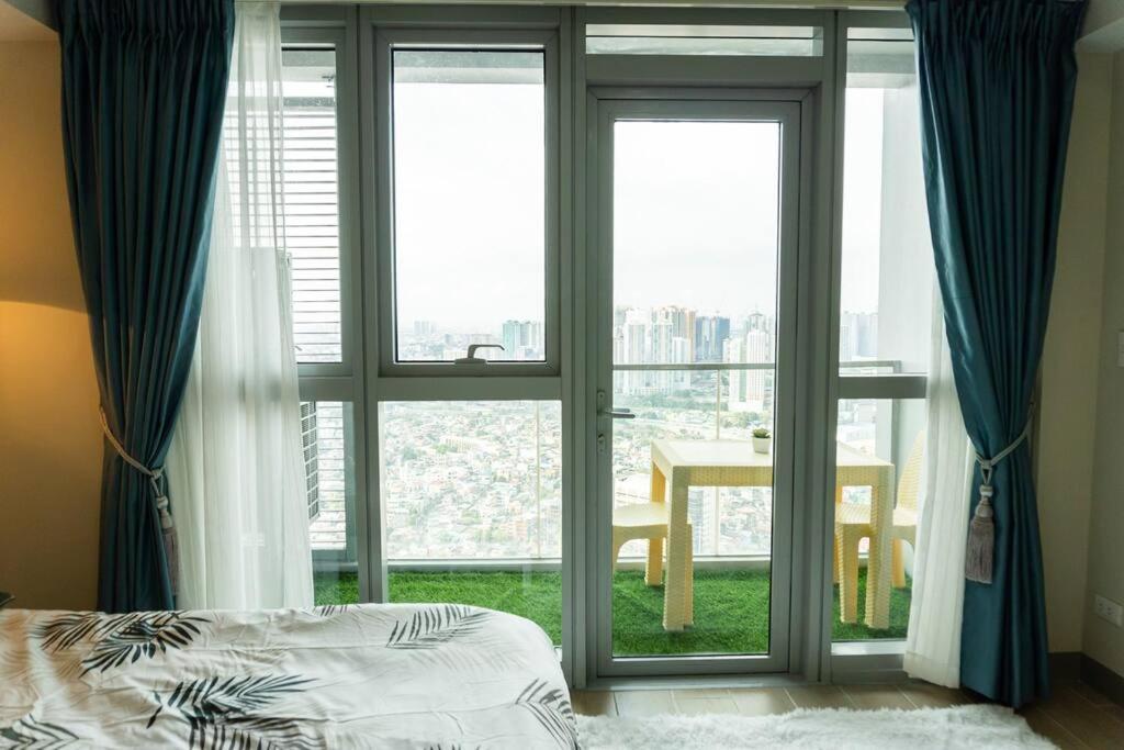 A2j Luxury 3br Uptown Balcony Bgc Near Mall *