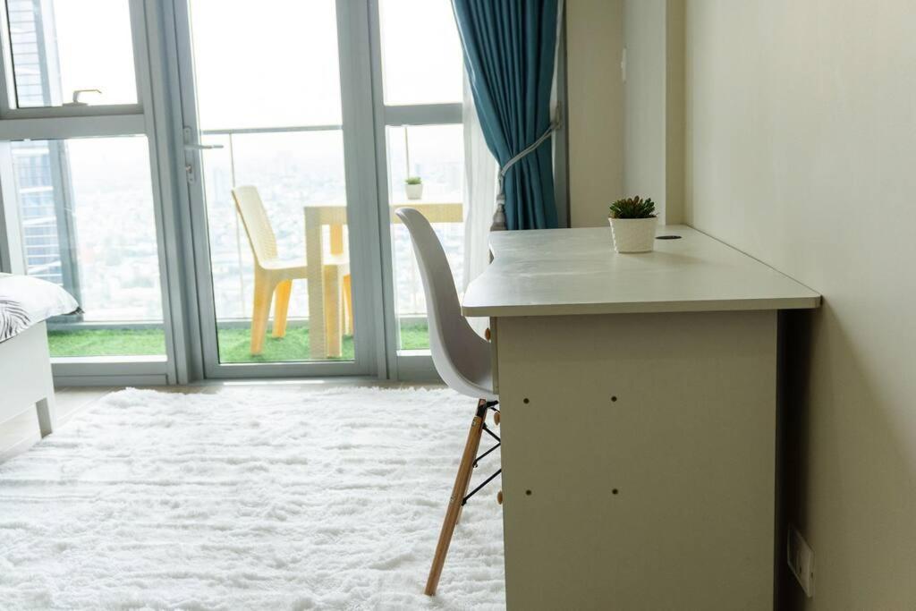 Apartment A2j Luxury 3br Uptown Balcony Bgc Near Mall Manila