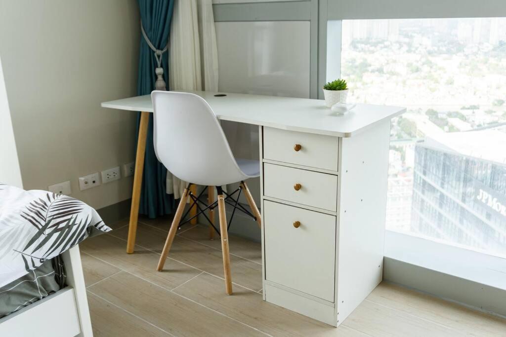 A2j Luxury 3br Uptown Balcony Bgc Near Mall Manila