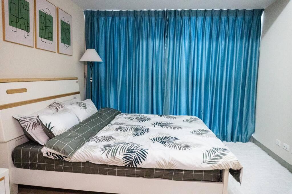 A2j Luxury 3br Uptown Balcony Bgc Near Mall Apartment Manila