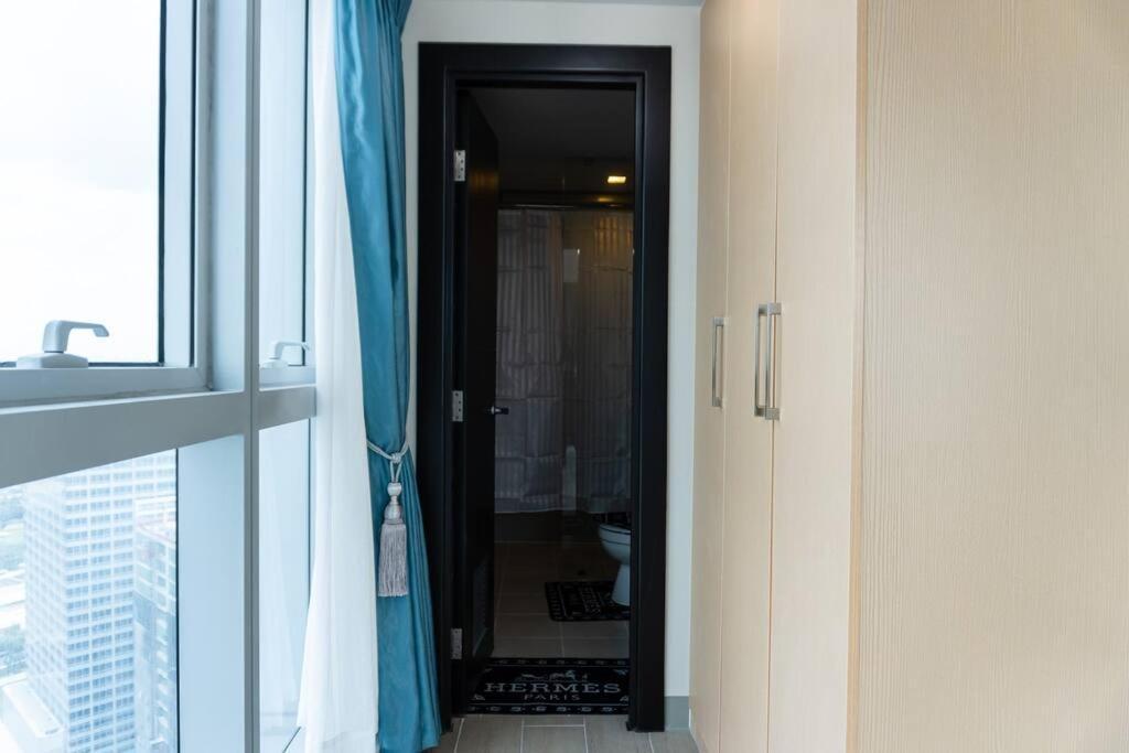 A2j Luxury 3br Uptown Balcony Bgc Near Mall Apartment