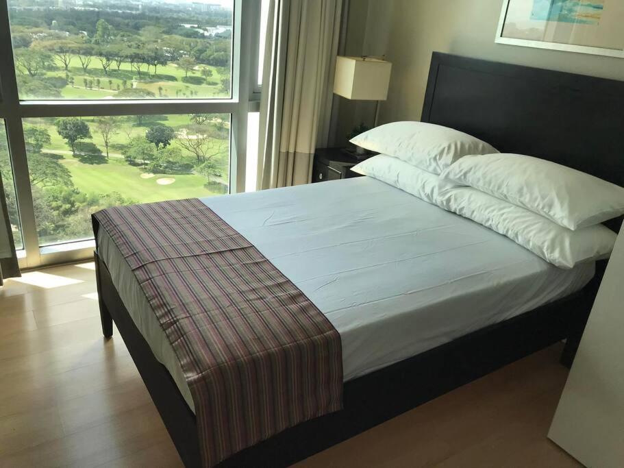 Spacious Bgc 2 Bedroom With A View Apartment *