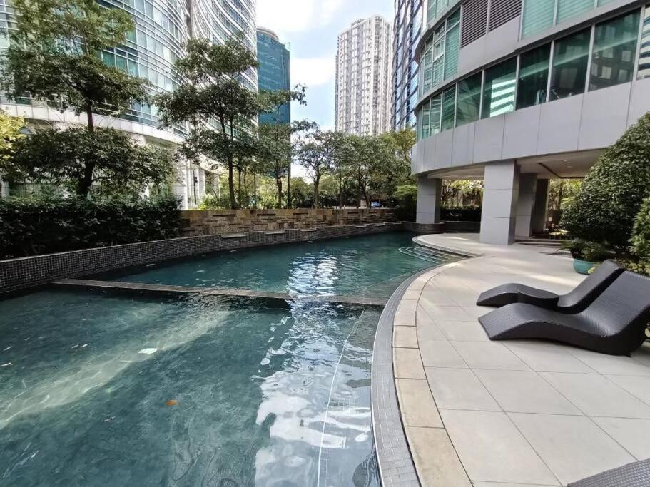 Spacious Bgc 2 Bedroom With A View Apartment Manila