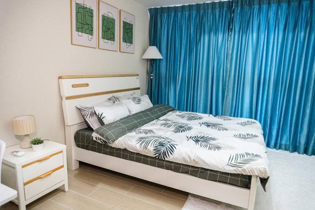 A2j Luxury 3br Uptown Balcony Bgc Near Mall Manila