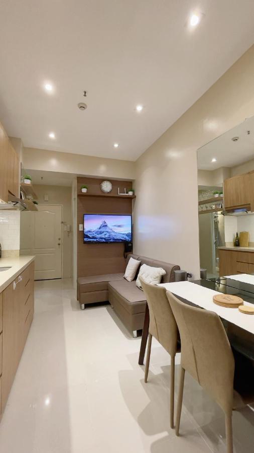 Along Tomas Morato W/ Wifi Smarttv & Karaoke Apartment