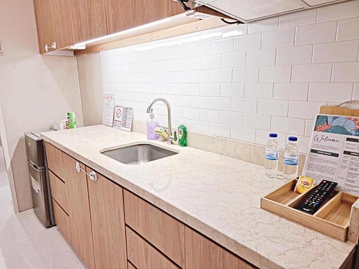 Along Tomas Morato W/ Wifi Smarttv & Karaoke Apartment Manila