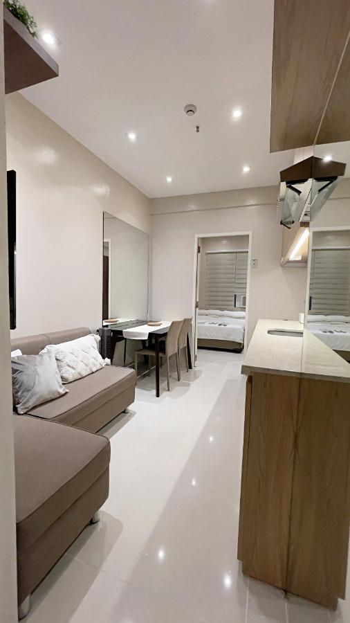 Along Tomas Morato W/ Wifi Smarttv & Karaoke Apartment