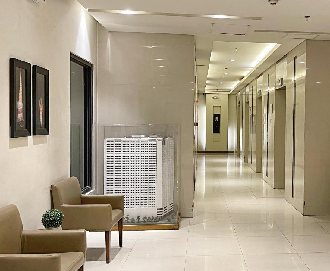 Along Tomas Morato W/ Wifi Smarttv & Karaoke Apartment *