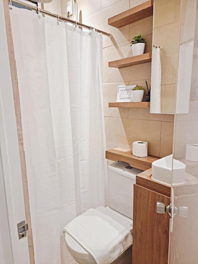 Along Tomas Morato W/ Wifi Smarttv & Karaoke Apartment *