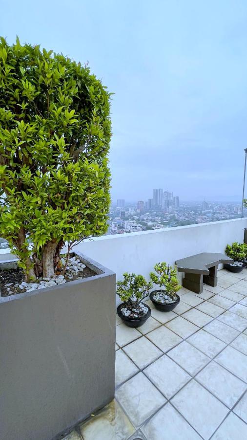 Apartment Along Tomas Morato W/ Wifi Smarttv & Karaoke
