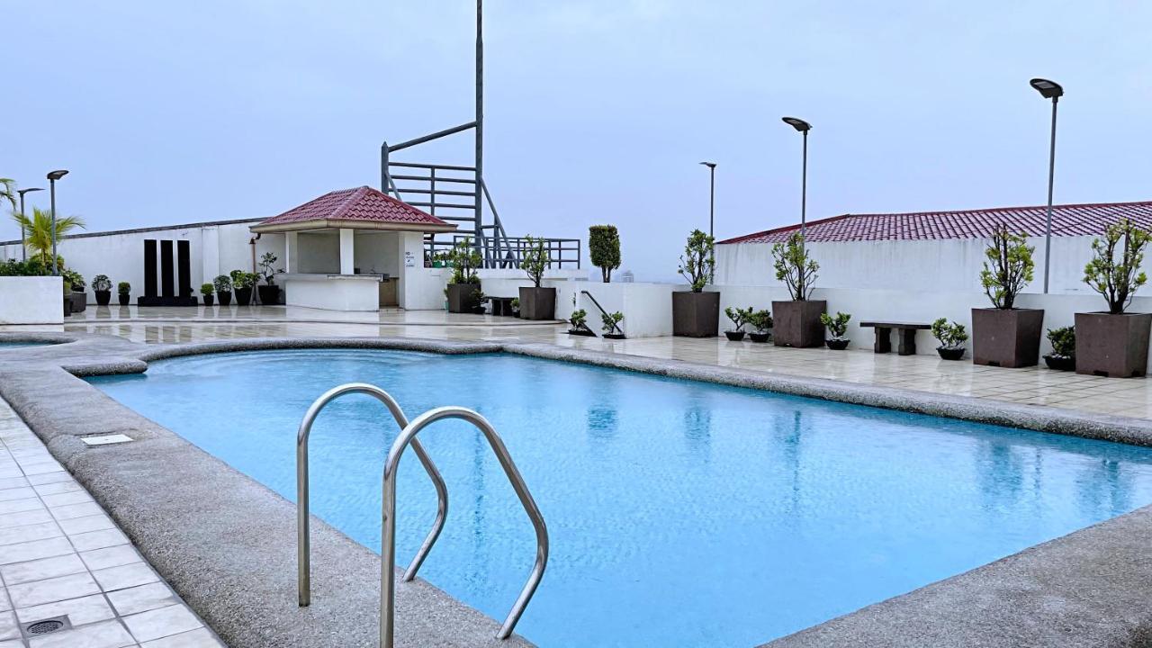 Along Tomas Morato W/ Wifi Smarttv & Karaoke Apartment *