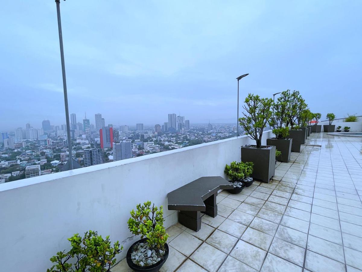 Apartment Along Tomas Morato W/ Wifi Smarttv & Karaoke *