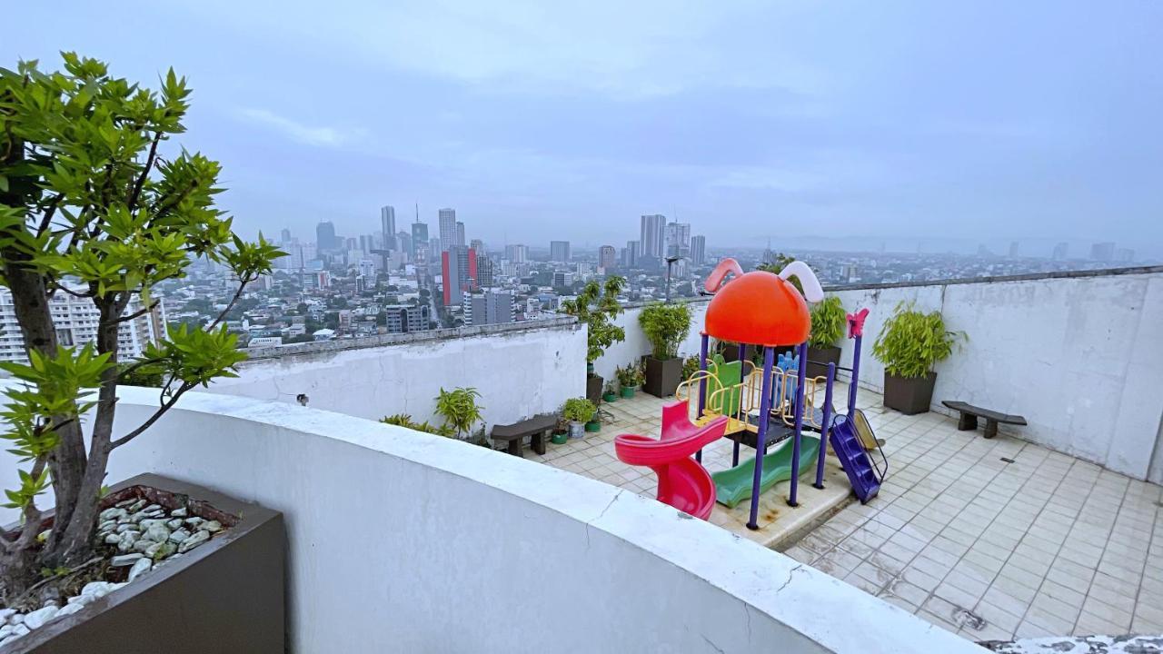Along Tomas Morato W/ Wifi Smarttv & Karaoke Apartment *