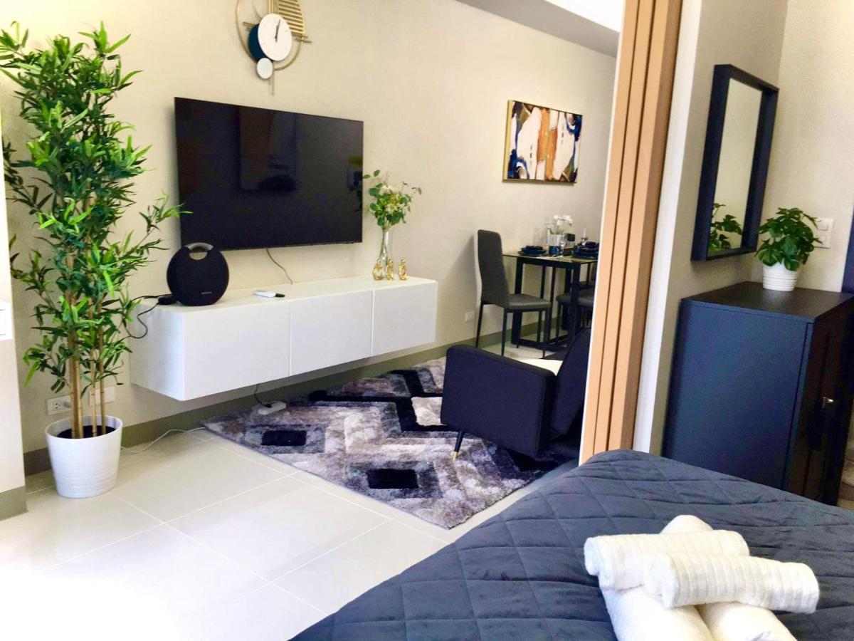 New & Modern Cozy 1br W/ Balcony@bgc, Wifi 300mbps