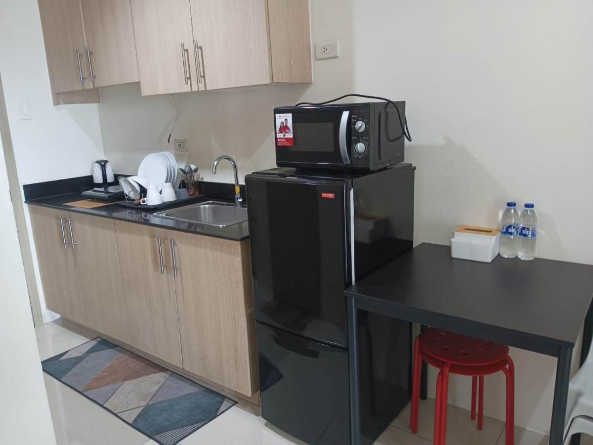 Breeze Residences - 1br Unit With Balcony -top Floor Apartment