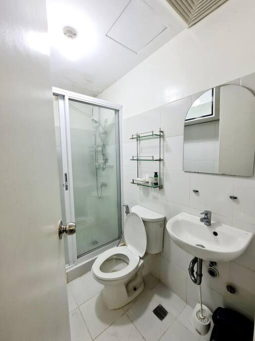 Modern & Spacious 2br With Netflix & Pool Acess In San Juan * Manila