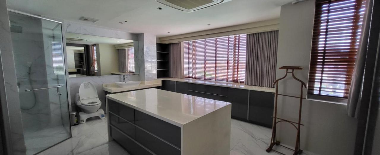 Poblacion Penthouse With Private Roofdeck Apartment Manila