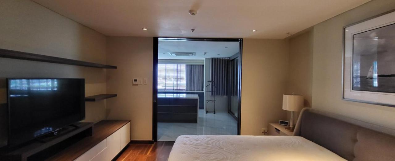 Poblacion Penthouse With Private Roofdeck * Manila