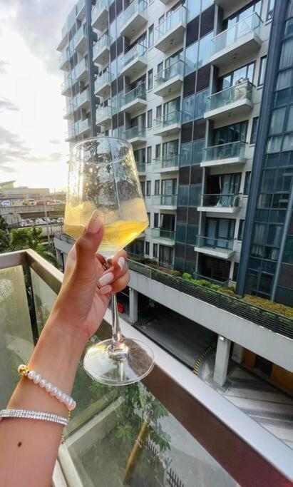 Apartment Lovely Unit With Free Wi-fi & Netflix I Across Naia T3 Airport Manila