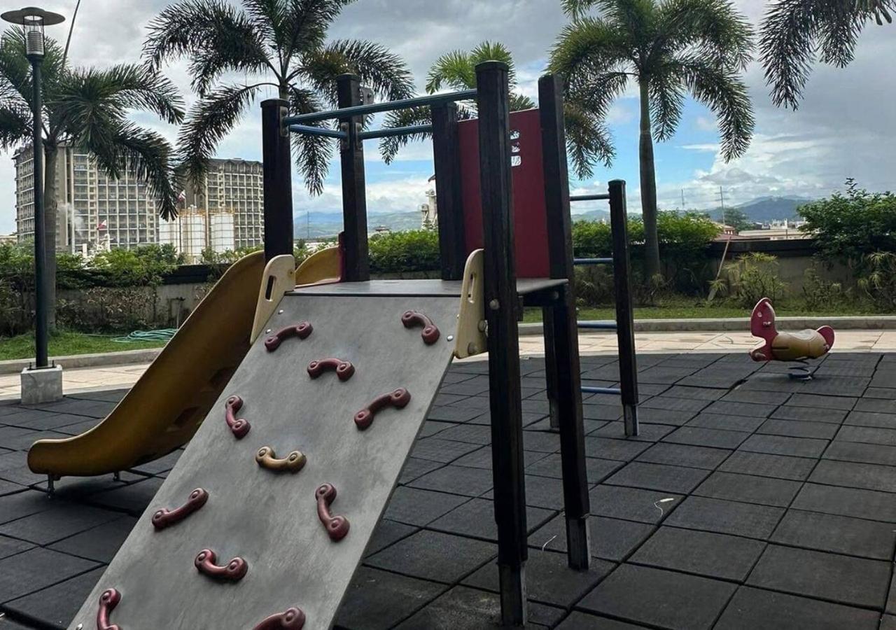 Fabulous View Circulo Verde, Qc Apartment *