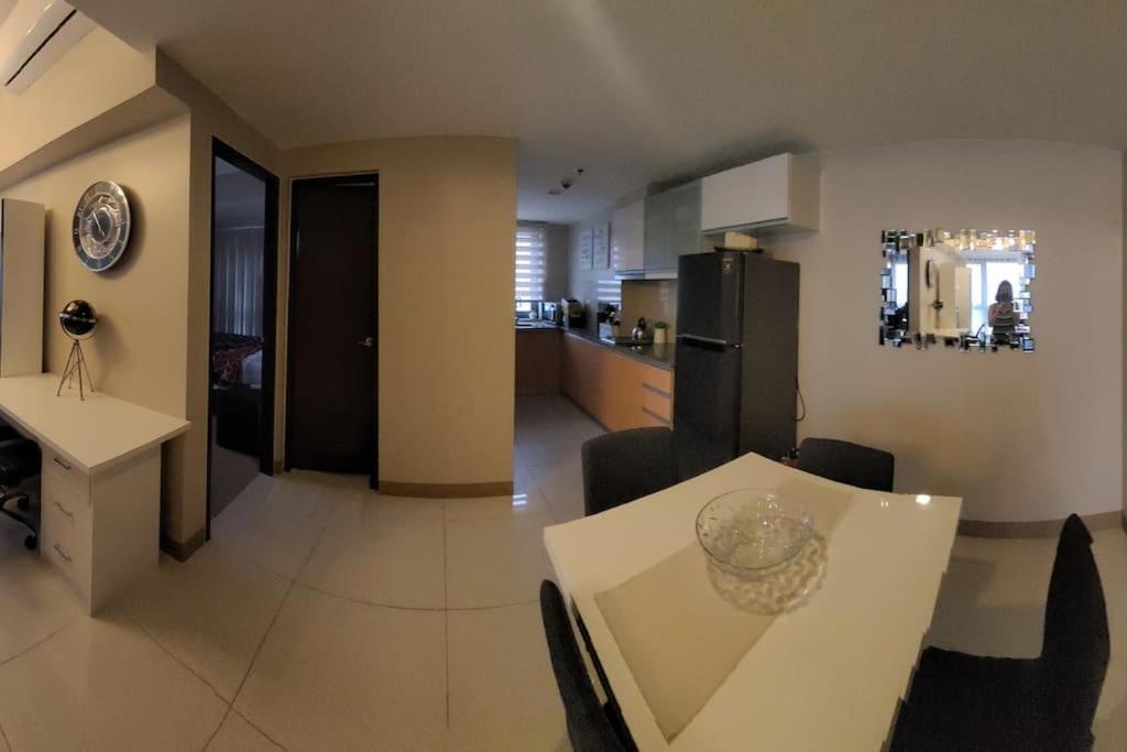 Cozy 1-bedroom With Stunning View Apartment Manila