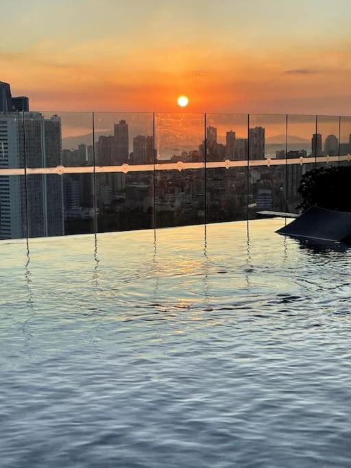 Lovely & Stylish 2br At The Gramercy Makati Manila