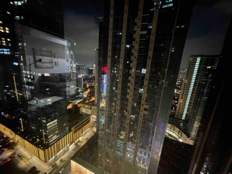 Stylish 1br Uptown Parksuites Bgc, 200mbps/smarttv