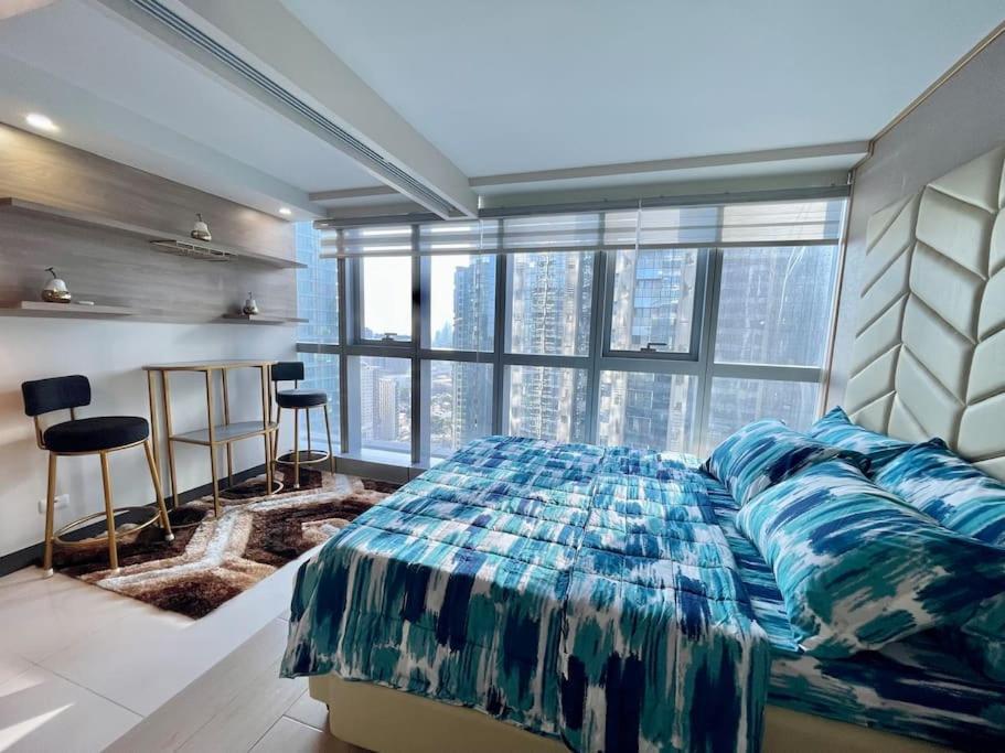 Stylish 1br Uptown Parksuites Bgc, 200mbps/smarttv