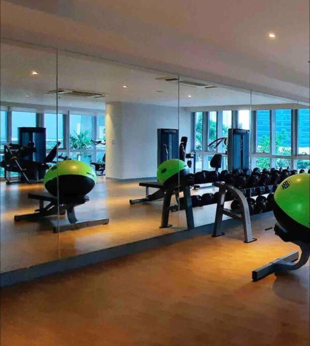 Stylish 1br Uptown Parksuites Bgc, 200mbps/smarttv Apartment Manila